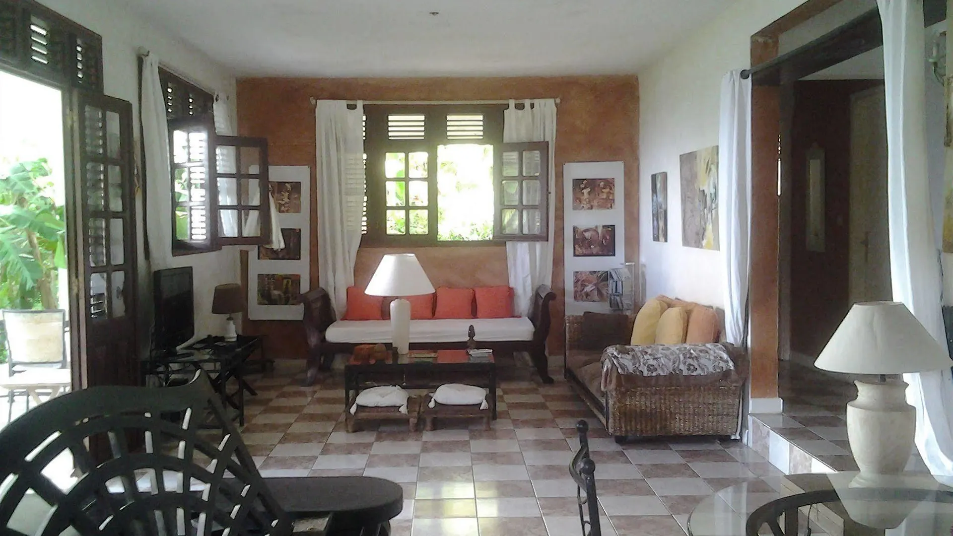 הקונטקטים של Villa Galerie
